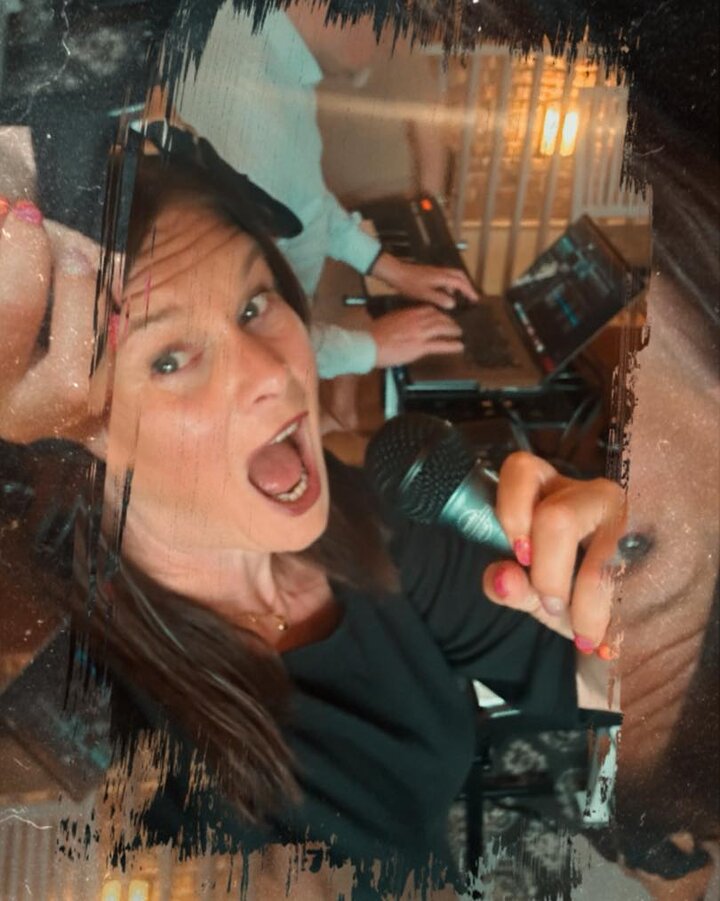 Mikaela Hoff sjunger i mikrofon på scen